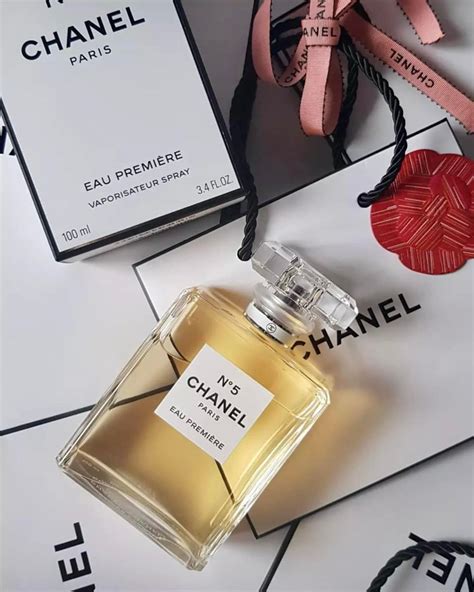 chanel numero 5 con petali di rosa immagini shabby chic|CHANEL No 5, glass vase, CHANEL, peonies, roses, shabby .